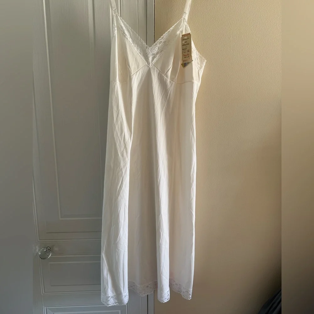 Vintage Vanity Fair White Lace Slip Size 34 L NEW with tag‎